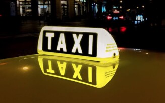Projeto de lei no RJ propõe desconto em carros elétricos ou híbridos para taxistas