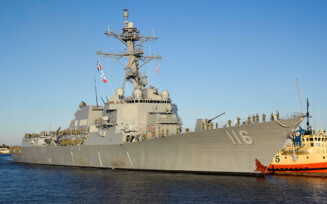 Navio USS Thomas Hudner derruba drones