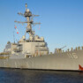 Navio USS Thomas Hudner derruba drones